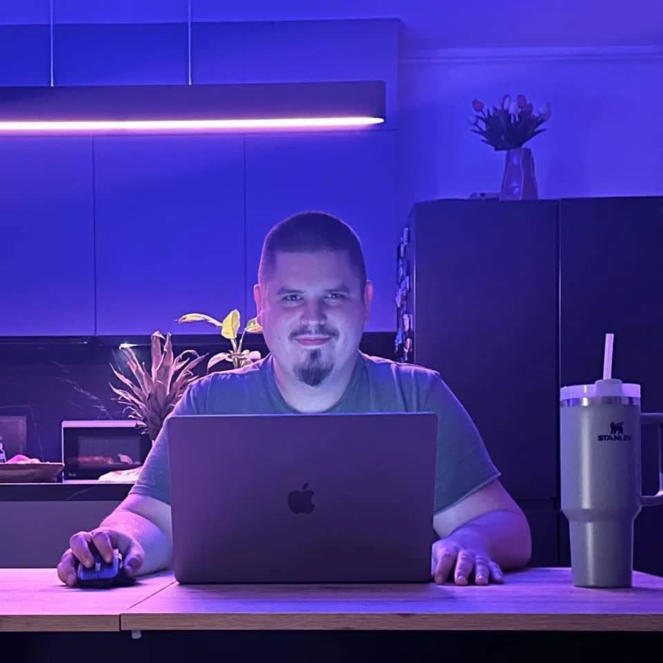 Matija Pinko za radnim stolom, pred otvorenim laptopom.